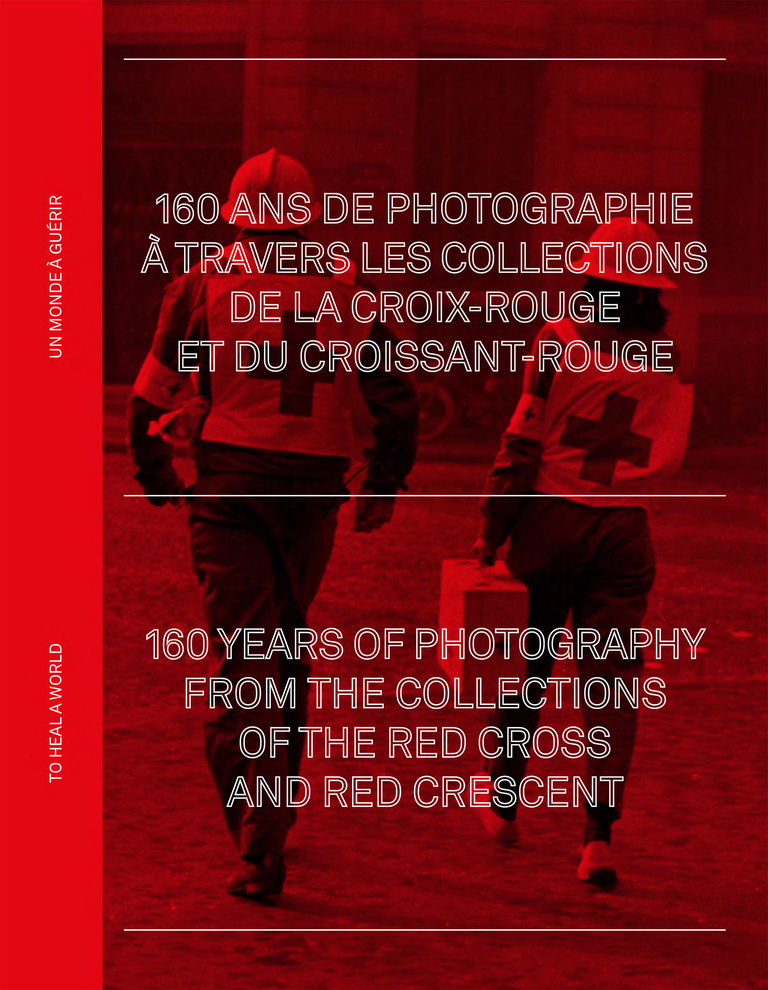 Editions Textuel -  160 ans de photographie à travers les collections de la croix-rouge et du croissant-rouge