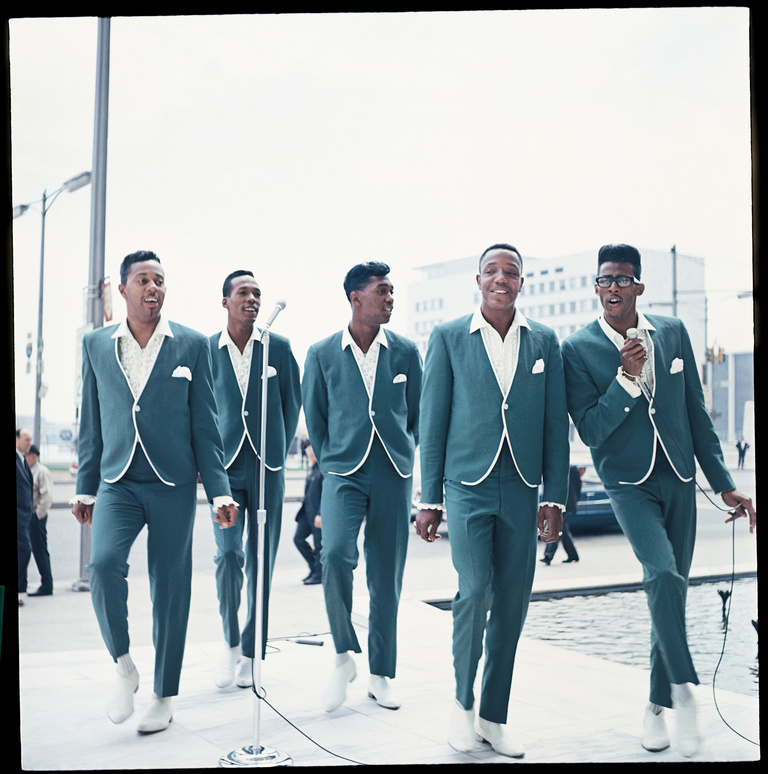 Editions Textuel -  P6-7, The Temptations perform their signature hit 'My Girl' in 1965. Courtesy of the EMI Archive Trust and Universal Music Group.jpg