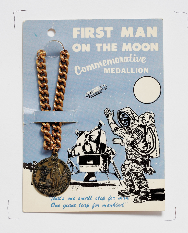 Editions Textuel -  Moon landing medallion-parr-textuel.jpg