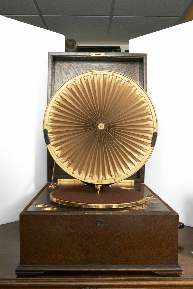 Editions Textuel -  4. HMV Model 460 Lumiere Gramophone.jpg