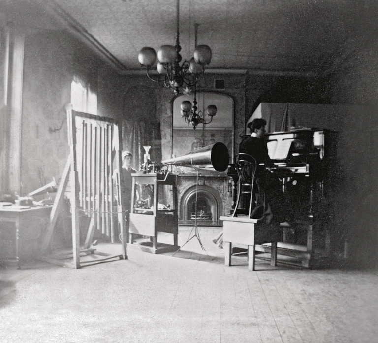 Editions Textuel -  1. recording studio c.1900.jpg