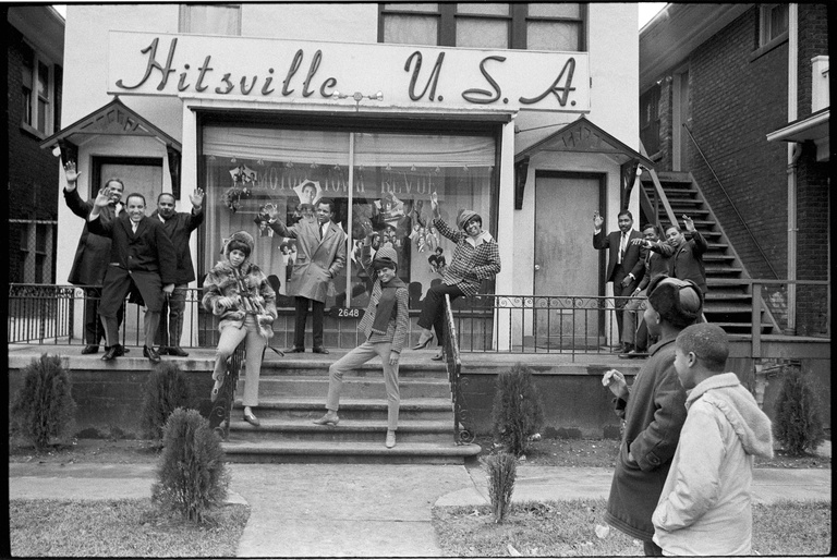 Editions Textuel -  P208, with The Supremes, Berry Gordy hails members of the Motown house band, left, and his Holland Dozier Holland hitmakers in 1965 Courtesy of the Library of Congress.jpg