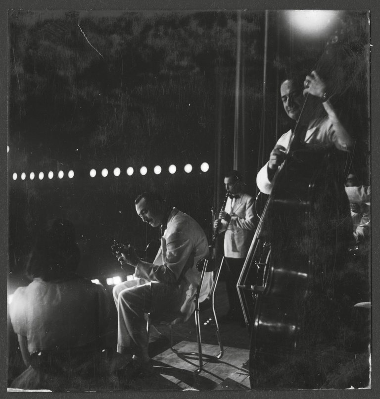 Editions Textuel -  Django Reinhardt, Hubert Rostaing et Francis Lucas sur scène. Photo de Marcel-Arthaud © Claire, Marc et Hugues Hollenstein.jpg