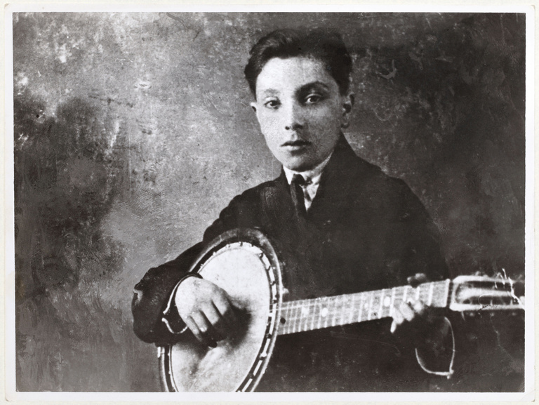Editions Textuel -  Django Reinhardt adolescent, posant avec un banjo-guitare, vers 1923 _ BnF © DR.jpg