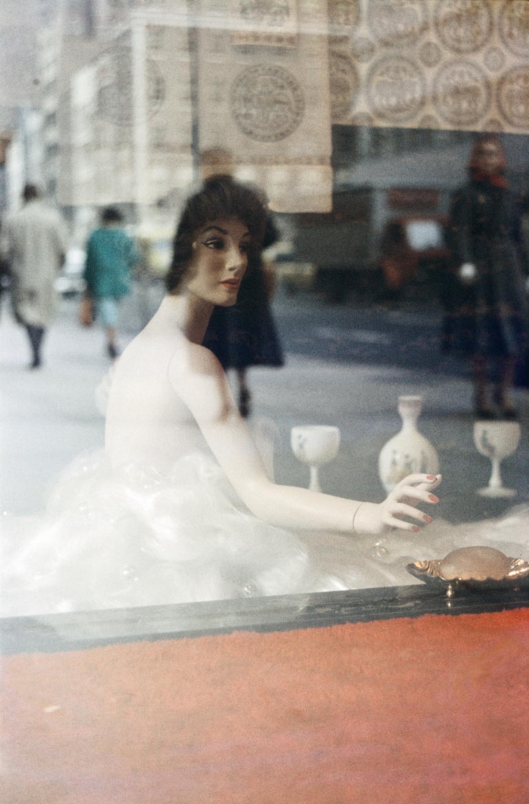 Editions Textuel -  Mannequin_© 2018 Saul Leiter Foundation.jpg