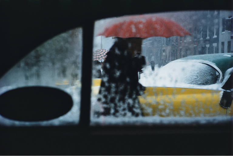 Editions Textuel -  Parapluie rouge_© 2018 Saul Leiter Foundation.jpg