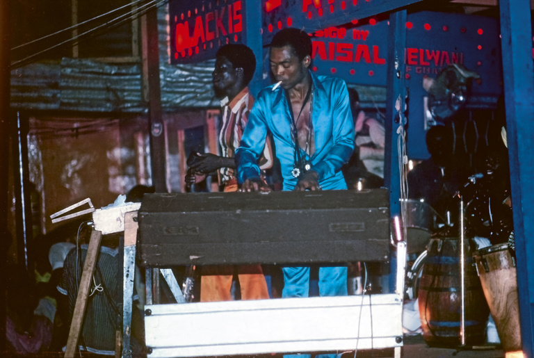 Editions Textuel -  7 - Fela à l'Afrika Shrine 1977.jpg